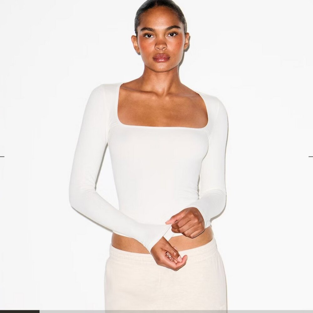 SCOOP NECK LONG SLEEVE TOP